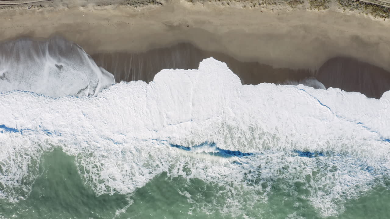 las olas tormentosas del océano