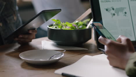 mujer de negocios manos escribiendo ideas de lluvia de ideas haciendo notas en un libro empresario usando un teléfono inteligente navegando en línea haciendo investigación trabajando en un café relajado bebiendo café