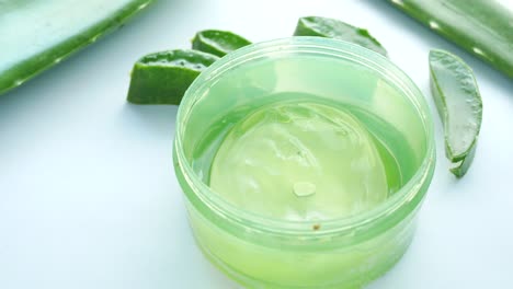 gel de aloe vera en el recipiente