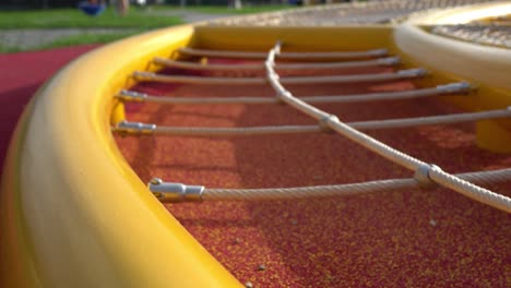 red de escalada en el parque. equipo de juego para niños. el tema está a la izquierda.