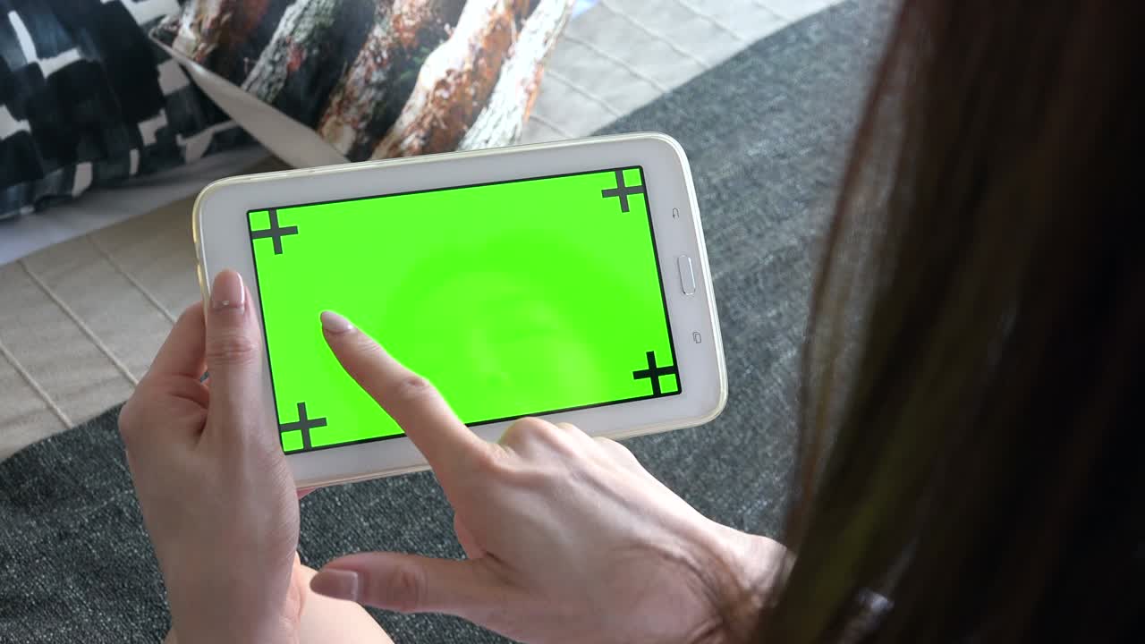 태블릿 컴퓨터 모니터 태블릿 녹색 화면과 인터넷 웹사이트를 방문하는 여성