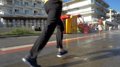 hombre corriendo por la calle de la ciudad