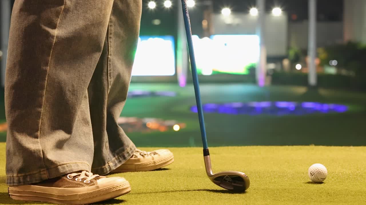 골퍼 가 밤 에 티 오프 를 준비 하고 있다