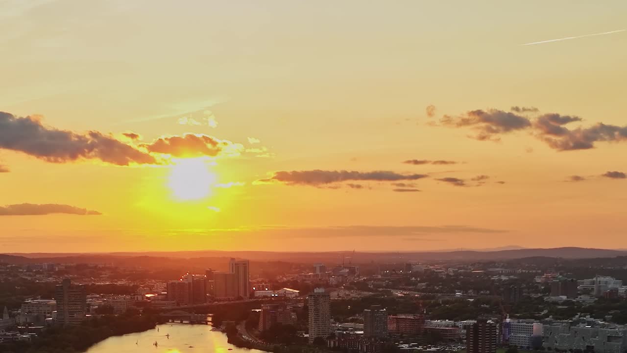 Pôr do sol sobre a cidade com rio em vista aérea capturada nos EUA