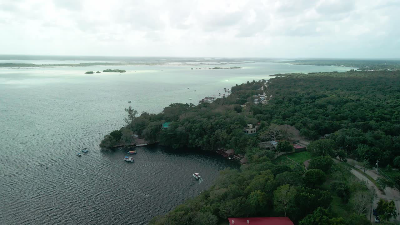 vista aérea del cenote más profundo en la laguna de bacalar en méxico