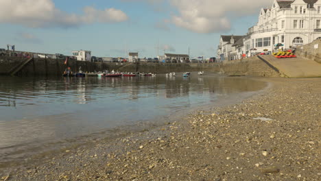 The-beautiful-St-Mawes-harbour-in-Cornwall-early-morning-with-a-hotel-in-the-background,-overlooking-the-quiet-scenery---wide-pan