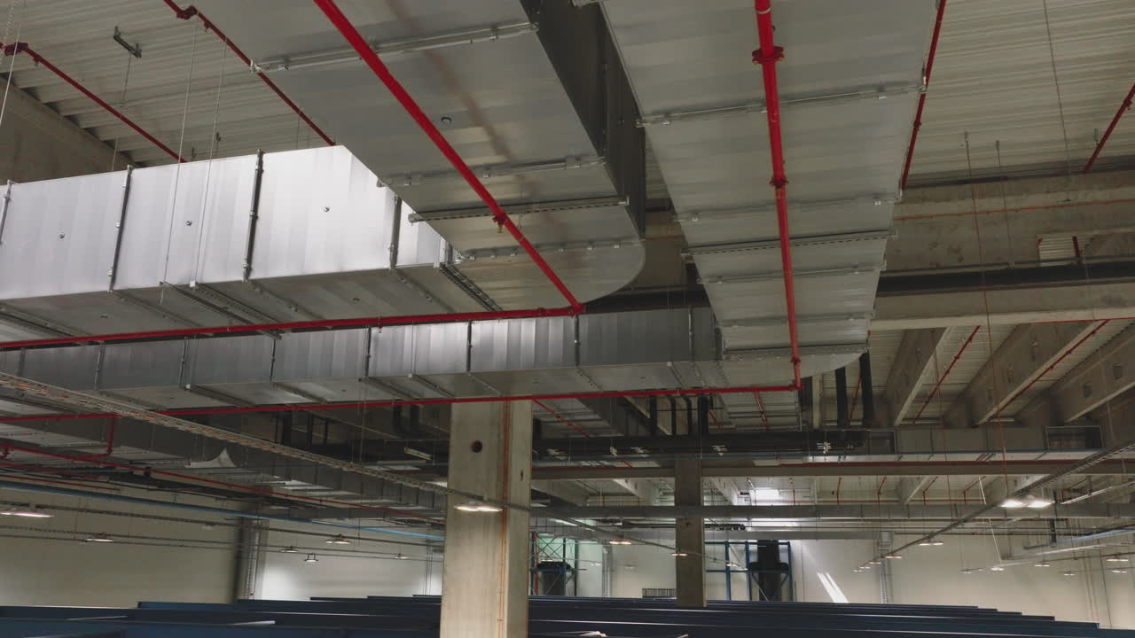 Loft i industrianlæg med HVAC og rørsystemer
