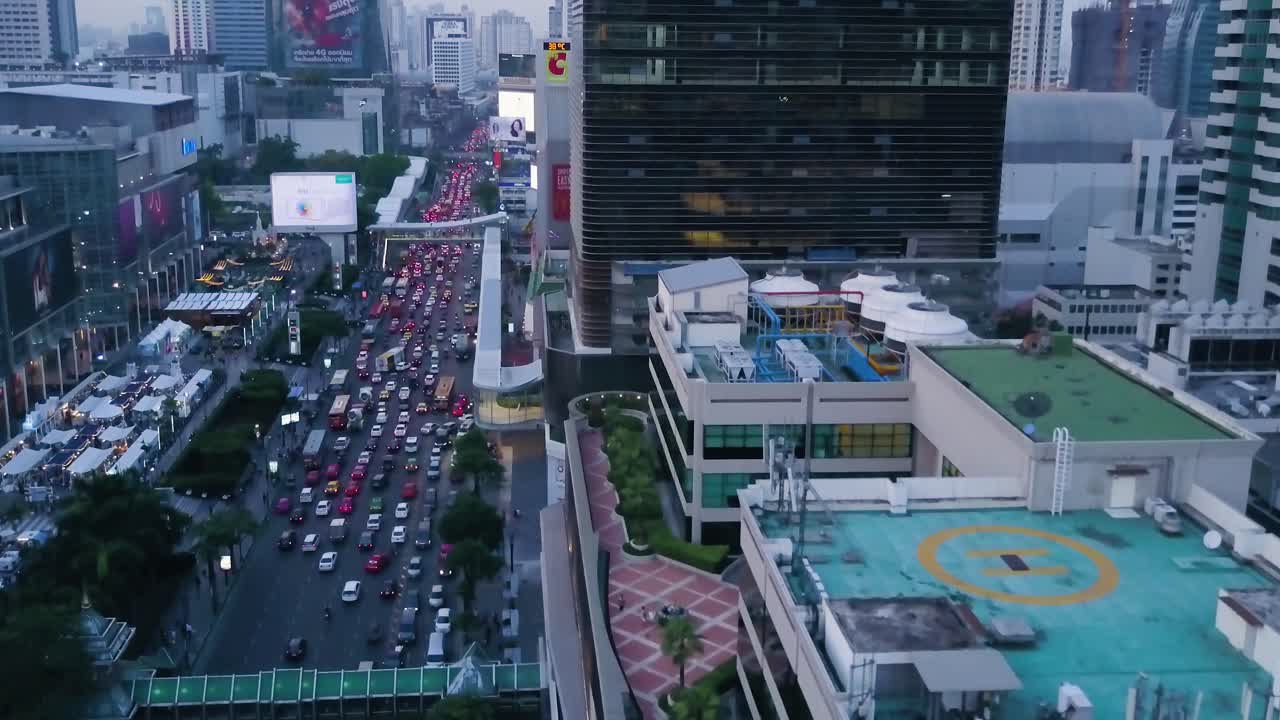 paisaje urbano de bangkok con mucho tráfico