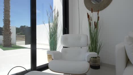 sillón cómodo en una villa moderna