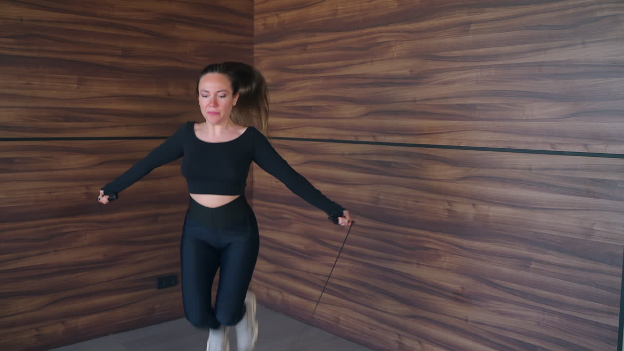 mujer saltando la cuerda en casa