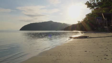 Tropischer-Strand-Auf-Der-Insel-Kri-Im-Raja-Ampat-Archipel,-Getaucht-In-Die-Warmen-Farbtöne-Der-Untergehenden-Sonne