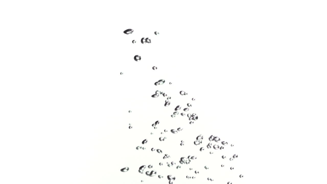 burbujas que van a la superficie del agua en movimiento súper lento