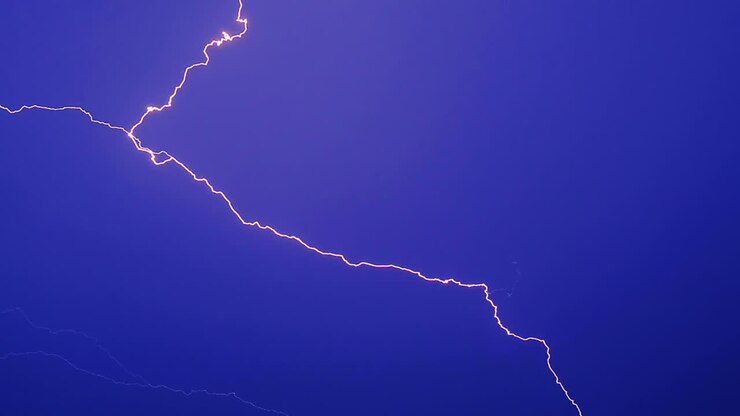 Fulmine nel cielo. Fulmini che saettano