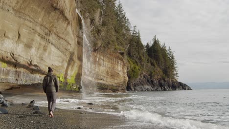 Rückansicht-Eines-Mannes,-Der-Barfuß-Am-Mystischen-Strand-Spazieren-Geht-Und-Das-Kalte-Wasser-Und-Die-Wunderschöne-Landschaft-Der-Insel-Genießt