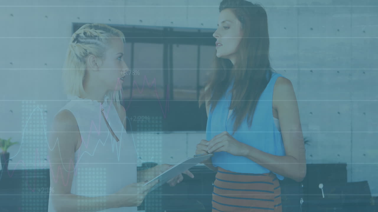 animación del procesamiento de datos estadísticos sobre dos colegas femeninas diversas que discuten en la oficina.