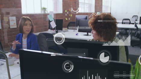 animación de procesamiento de datos y diagramas sobre diversas colegas femeninas discutiendo el trabajo en la oficina