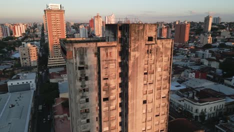 Aerial-around-an-empty-run-down-building-block-in-downtown-Asuncion,-Paraguay