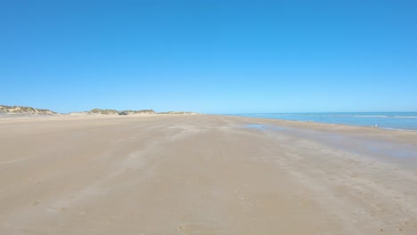 pov mientras conduce en una playa aislada con marea baja y grandes dunas en una isla barrera en el golfo de méxico - texas