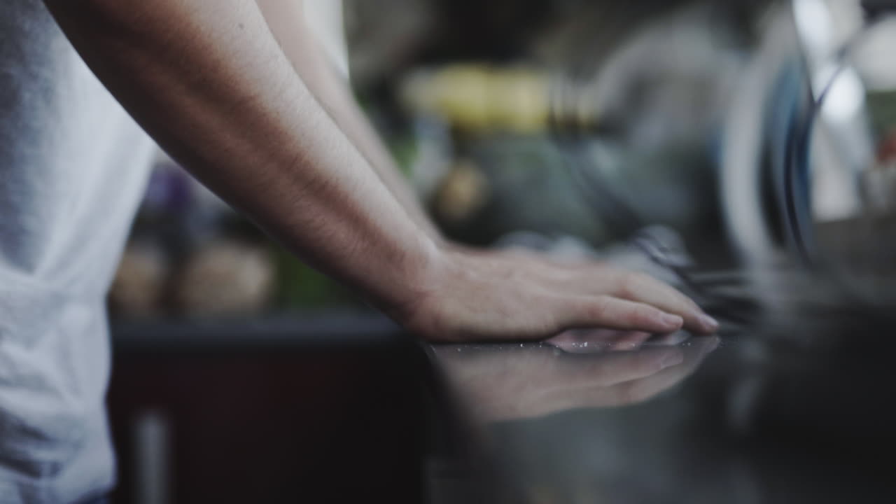 부엌 플랫폼 근접 촬영에 두드리는 통제할 수 없는 분노 분노