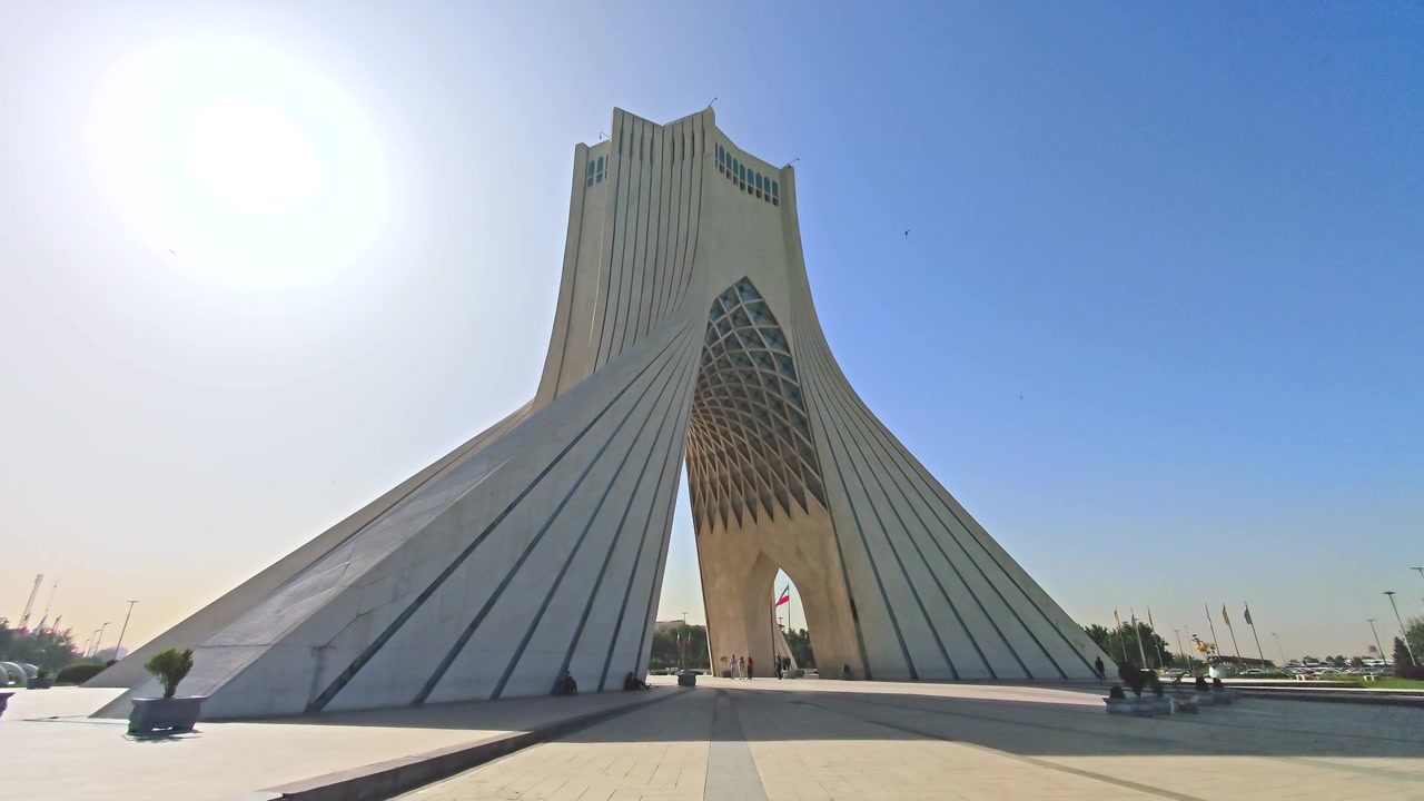 Torre Azadi a Teheran sotto un cielo azzurro e limpido