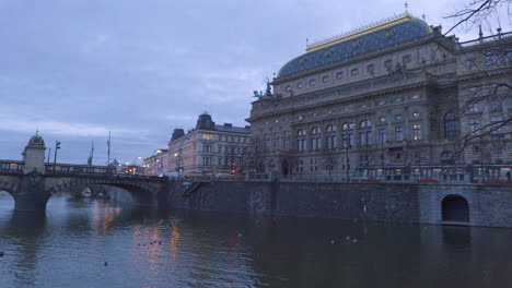 Teatro-Nacional-De-Praga-Hora-Azul-Tiro-Distante-Temprano-En-La-Mañana-Vista-Lateral