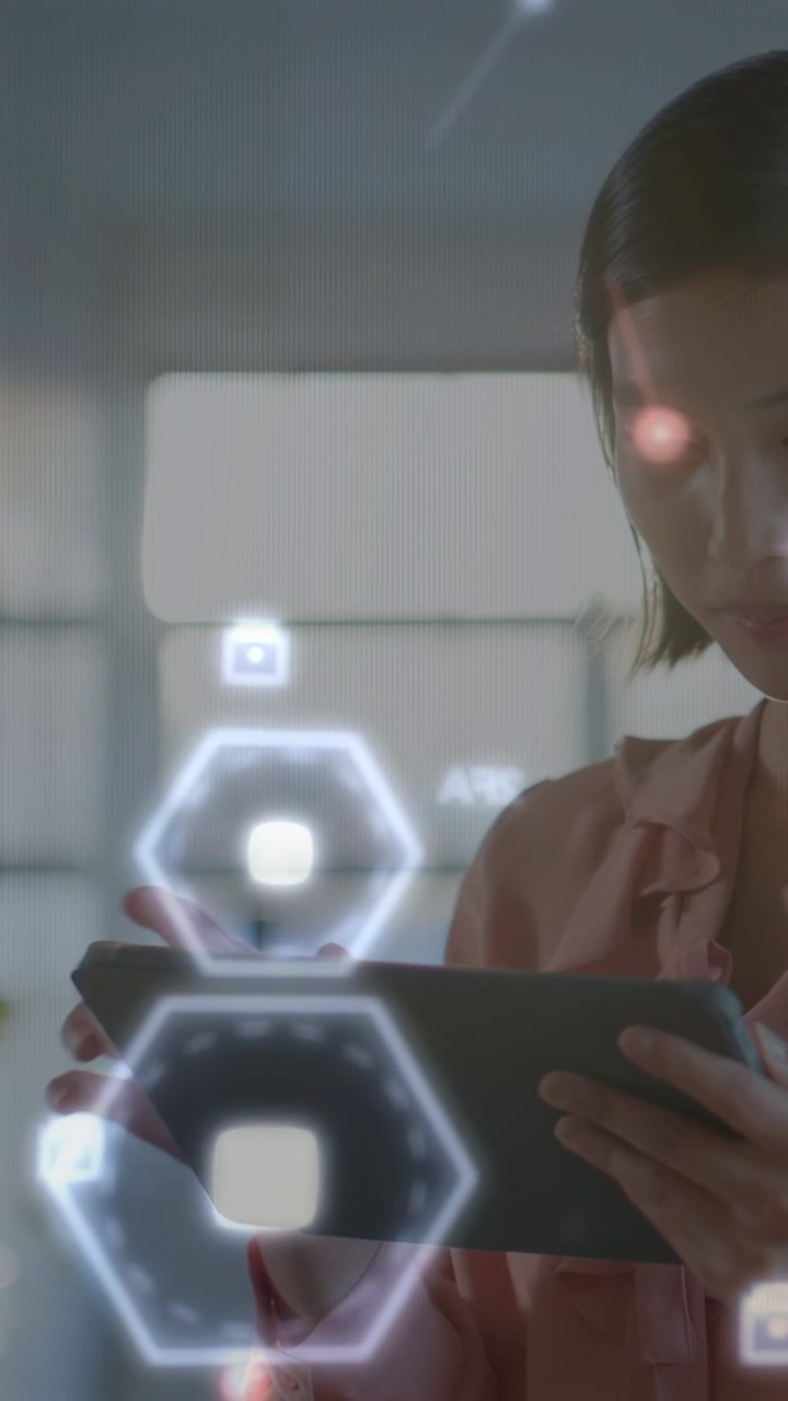Video verticale: Donna che solleva un tablet, toccando, scorrendo e analizzando dati tecnologici con una scia luminosa di interfaccia utente esagonale.