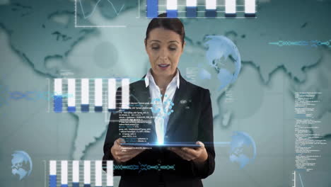 animación de procesamiento de datos y mujer de negocios caucásica usando tableta sobre el mapa del mundo