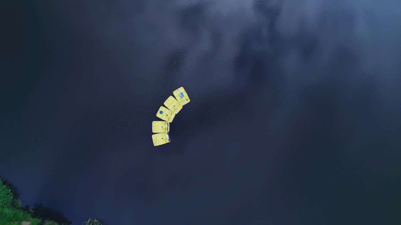 풍경적인 배경에서 호수에서 떠다니는 몇 개의 패들 보트의 루핑 공중 풍경.