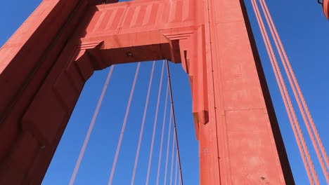 la torre del puente de la puerta dorada, de cerca.