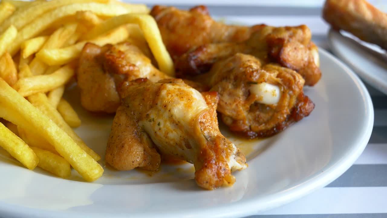 alas de pollo crujientes con papas fritas