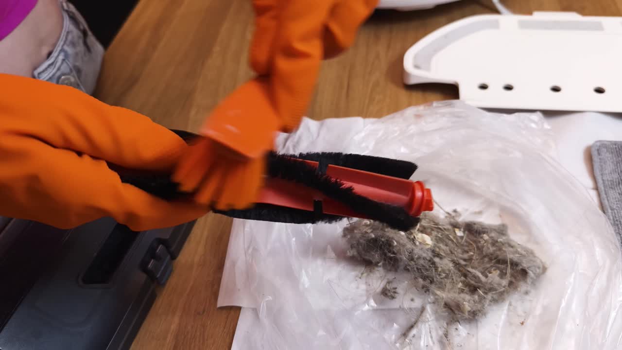 Cleaning a Vacuum Cleaner Brush Attachment