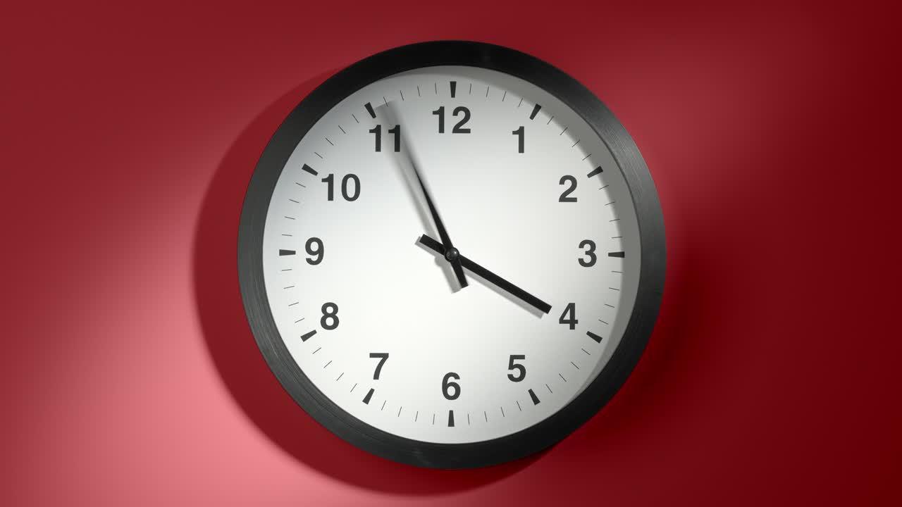 reloj en borgoña cereza roja pared en el lapso de tiempo