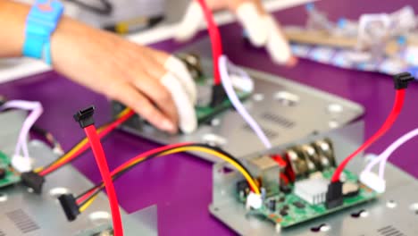 el ingeniero pone los tornillos en la placa base para ser apretado