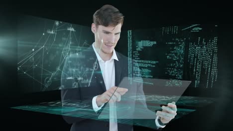 animación del procesamiento de datos sobre un empresario caucásico sonriente usando la interfaz