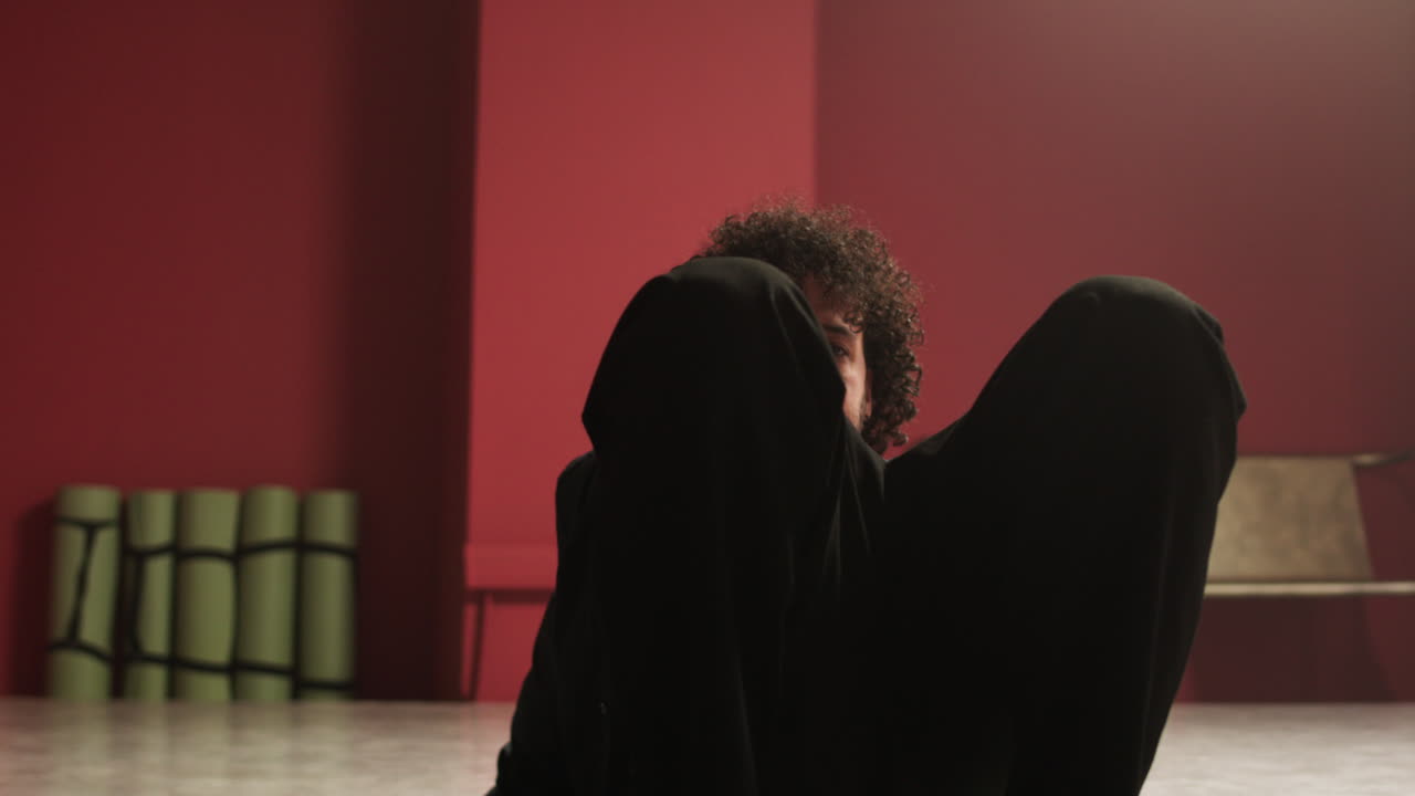 바닥에서 움직이는 라틴 댄서