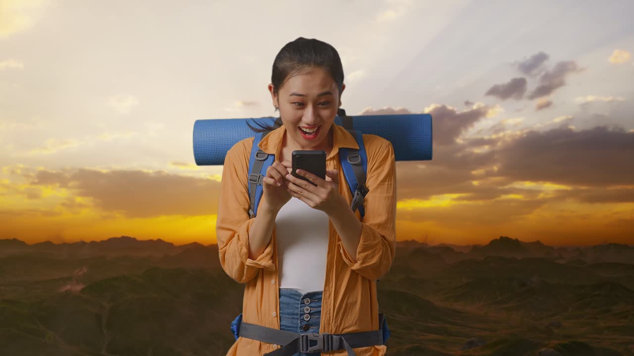 mujer turista emocionada en vacaciones