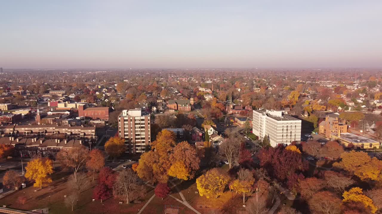 vista aérea de edificios y árboles coloridos cerca del río detroit en wyandotte michigan en otoño - retirada de drones