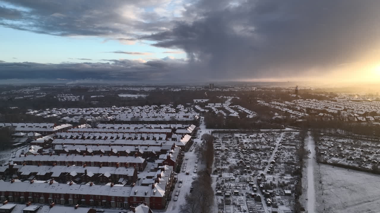 북동부 잉글랜드의 눈  ⁇ 인 집들의 항공 사진, 태양이 뜨는 뉴캐슬 어폰 타인