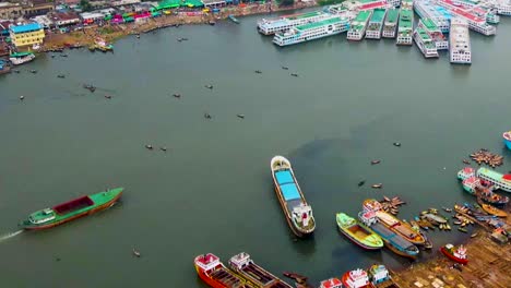 Vista-Aérea:-Astillero-En-Sadarghat,-Dhaka,-Bangladesh