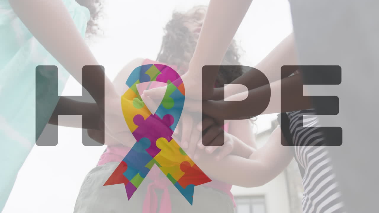 리본과 희망 텍스트의 애니메이션은 다양한 아이들이 손을 함께 는 낮은 각도 뷰입니다.