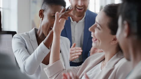 mujer de negocios afroamericana celebrando con sus colegas en una reunión de oficina divirtiéndose celebrando compartiendo el trabajo en equipo la victoria en el lugar de trabajo