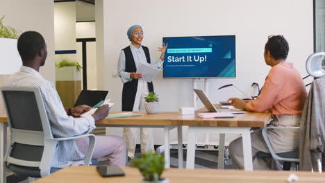 Muslim-Business-Woman-Making-A-Presentation-In-The-Office