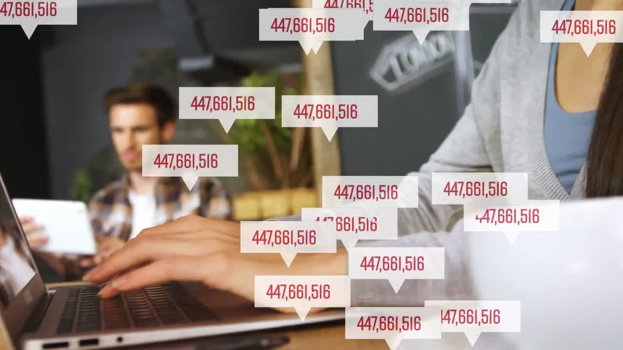 노트북과 디지털 태블릿을 사용하는 사람들이 음성 거품의 숫자를 통해 애니메이션