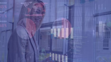 animación de procesamiento de datos estadísticos sobre una mujer de negocios caucásica que utiliza un teléfono inteligente en la oficina
