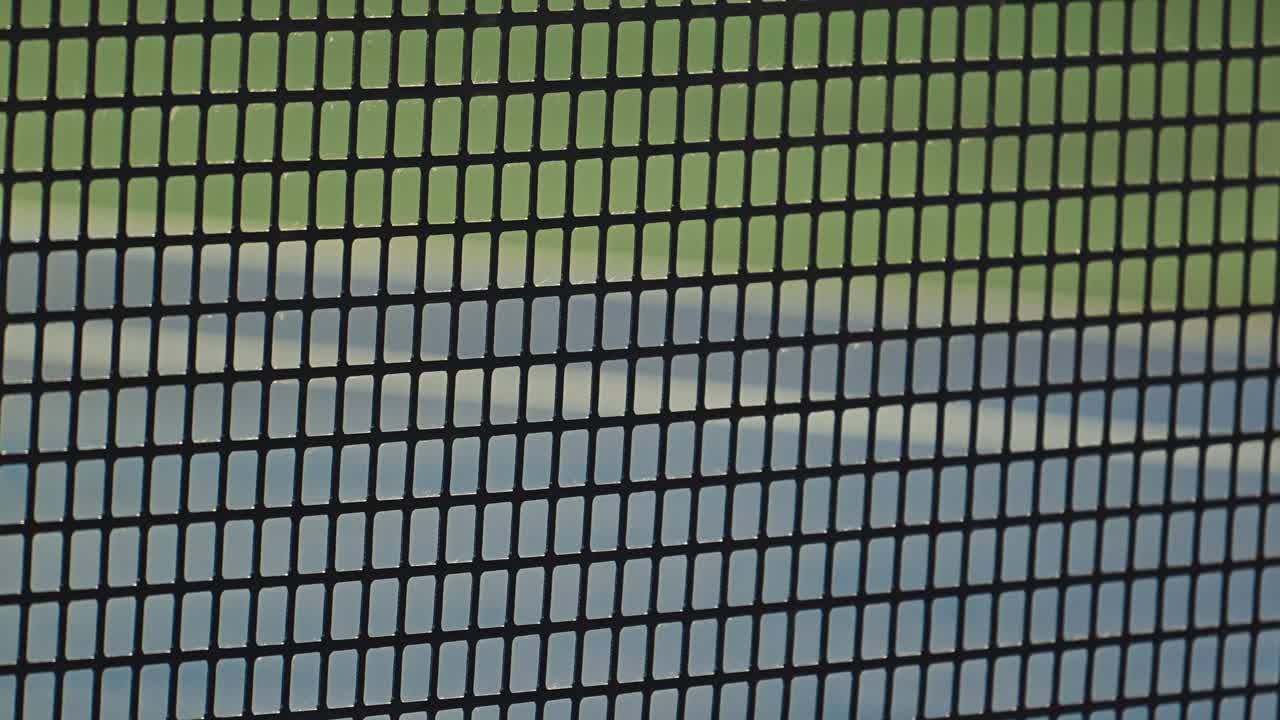 primer plano de una red de tenis profesional diseñada para torneos atp, hecha de material de caucho duradero