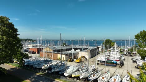 An-Einem-Sommertag-In-Der-Nähe-Eines-Hofes-Voller-Alter-Segelboote-Aufsteht