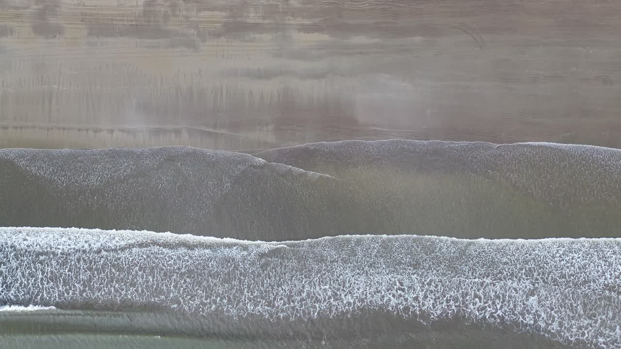 바다와 바다는 부드럽고 부드러운 파도와 아름다운 노란 모래로 함께합니다.