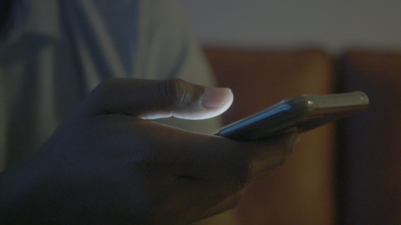 una persona que utiliza un teléfono inteligente