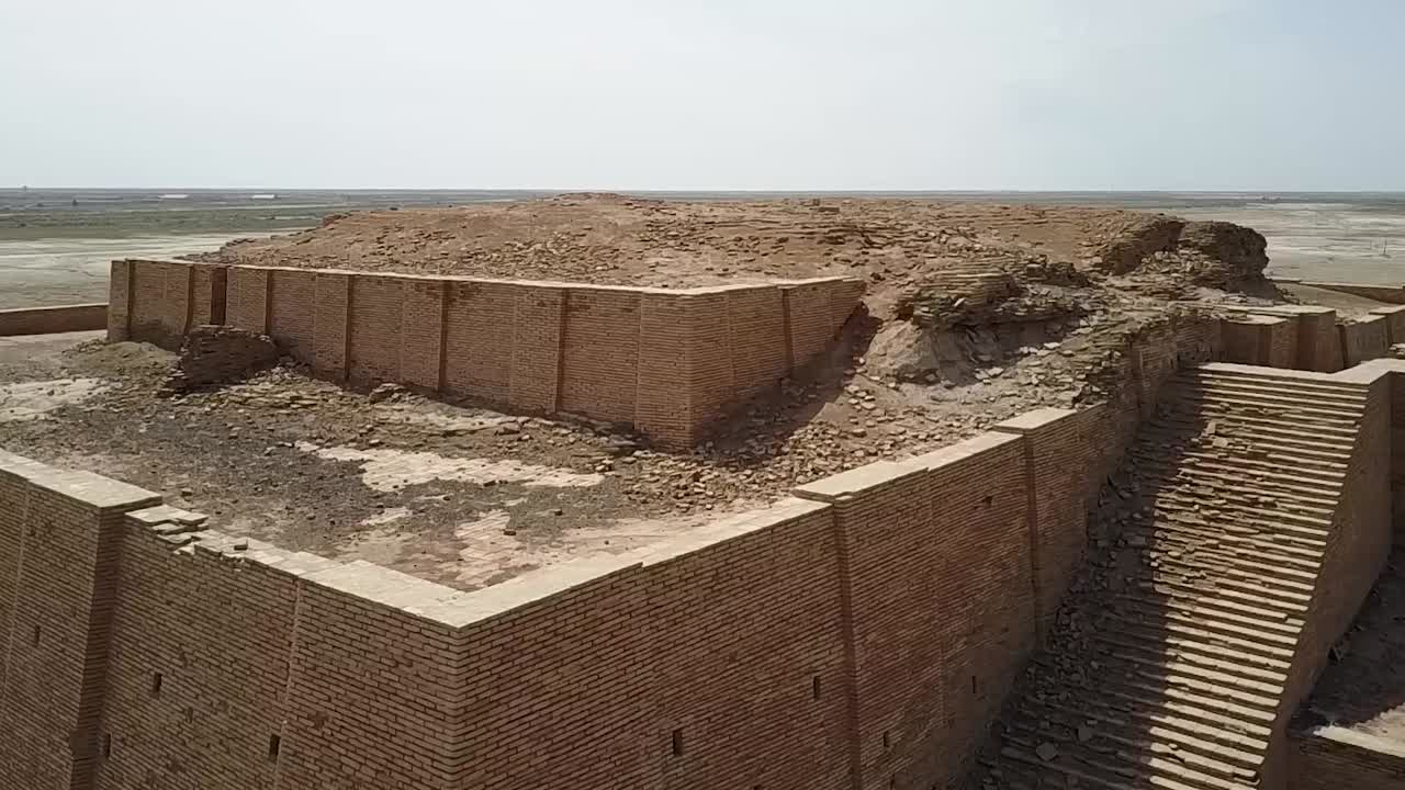 vista aérea del gran zigurat de nuestro uno de los templos más antiguos de irak 2050 a.c.
