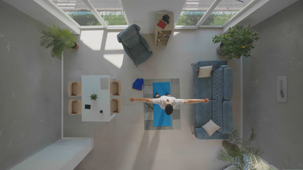 hombre haciendo ejercicio en un nuevo apartamento